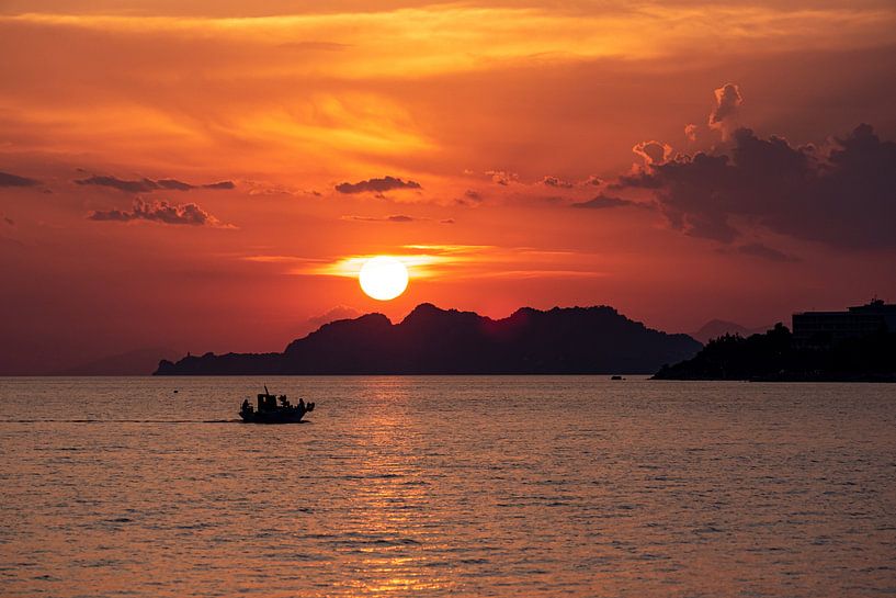 Fischerboot kehrt bei Sonnenuntergang zurück von Sander de jong