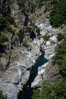 Une personne qui se baigne dans une rivière