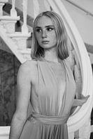 Schöne Frau vor einer Treppe in einem Kanalhaus 1