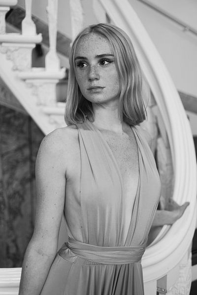 Schöne Frau vor einer Treppe in einem Kanalhaus 1 von PH-otographer