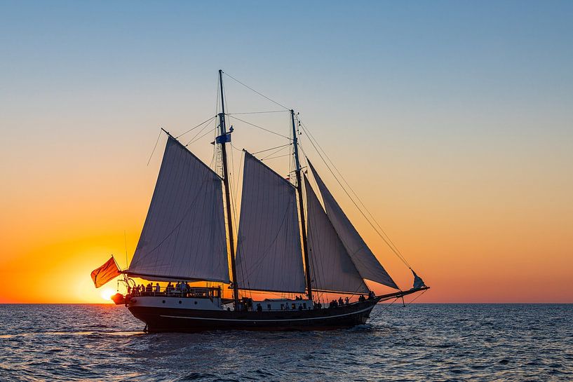 Segelschiff im Sonnenuntergang auf der Hanse Sail in Rostock von Rico Ködder