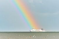 Fähre nach Schiermonnikoog mit Regenbogen.
