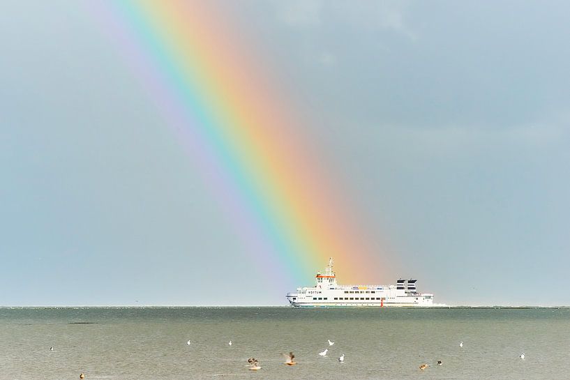 Ferry pour Schiermonnikoog avec arc-en-ciel. par Johan Kalthof