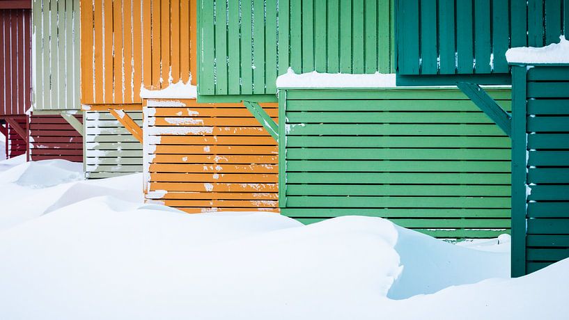 Gekleurde huizen in Longyearbyen van Martijn Smeets