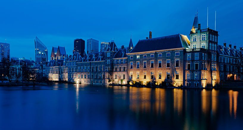 La figure du tribunal de La Haye dans l'heure bleue du soir par By Marjolein Design