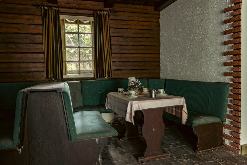 Gemütliche Sitzecke im Abandoned Hotel von Het Onbekende