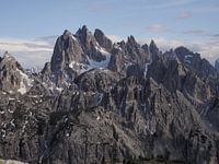 Spektakuläres Bergfoto der berühmten Drei Zinnen in den Dolomiten – ein zeitloses Motiv für alle Bergliebhaber. Klare Strukturen, beeindruckende Felswände und die unverwechselbare alpine Kulisse