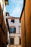 The laundry hangs out to dry in Lucca | a trip through Italy