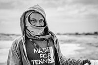 Portrait en noir et blanc d'un homme africain aux salines de Sal Cap-Vert Afrique
