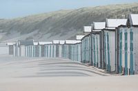 Blaue Strandhäuser an der Pol 17 am Nordseestrand von Texel.
