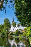 Blick auf die alte Kirche Kralingen am Teich