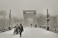 Magere brug in de sneeuw