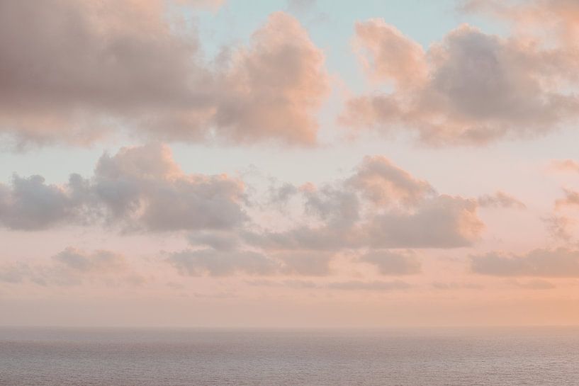 Zuckerwattewolken über dem Ozean von Monika Strigel