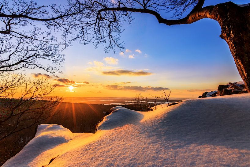 Paysage d'hiver au coucher du soleil, neige dans un paysage magnifique par Fotos by Jan Wehnert