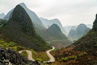 Kronkelende weg door het heuvelachtige landschap van de Ha Giang loop in Vietnam.