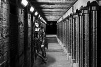 Punk-Mädchen in Schwarz-Weiß