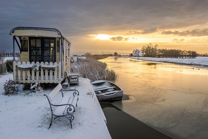 Pipowagen entlang des Ringkanals im Schnee von peterheinspictures