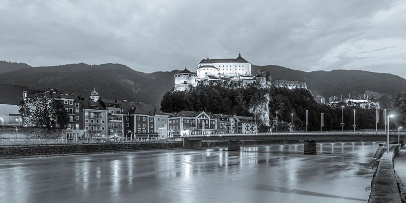 Kufstein in Tirol de nuit - monochrome par Werner Dieterich
