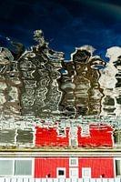 Amsterdamer Spiegelungen: Grachtengebäude im Wasser