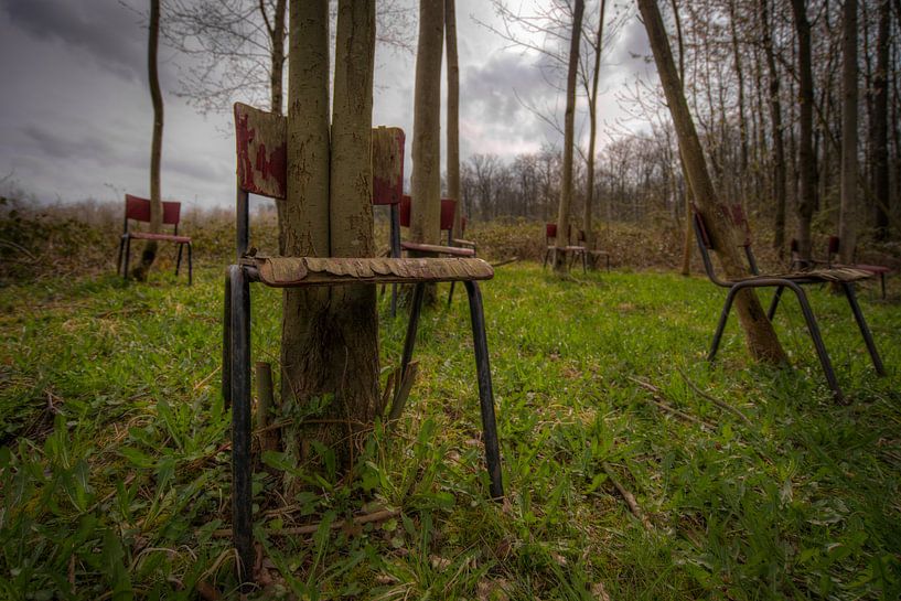 Verlassene Stühle in der Landschaft von Wesley Van Vijfeijken
