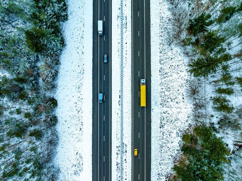 Autoroute à travers un paysage forestier enneigé vu d'en haut par Sjoerd van der Wal Photographie