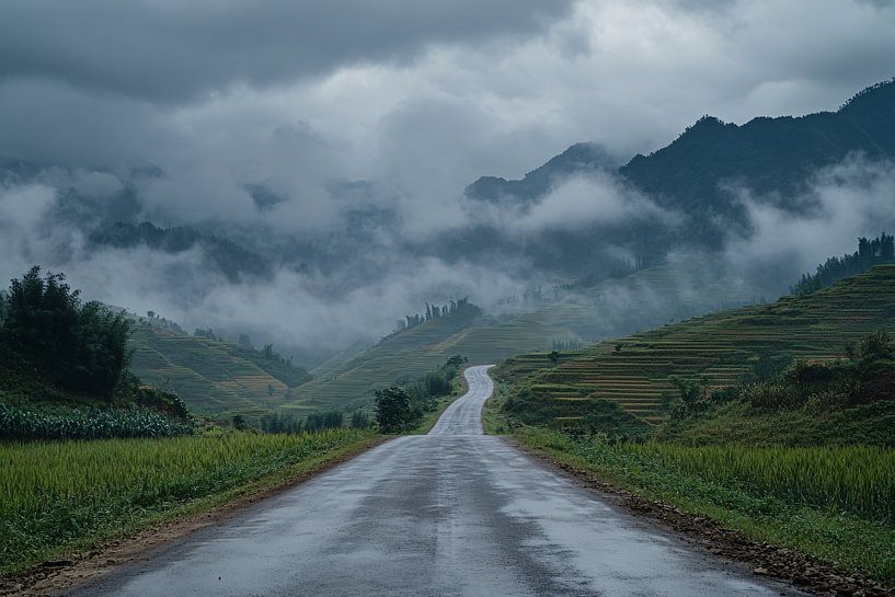 Neblige Straße durch grüne Berge von Art & Soul Creations