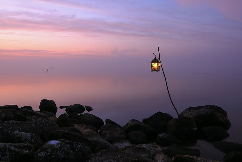 lumière le long de la côte brumeuse de l'IJsselmeer par FotoBob