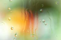 Regendruppels op raam