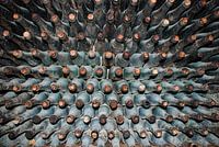 alte Weinflaschen in einem Weinkeller