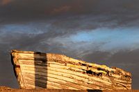 Altes verlassenes, verrottetes Boot am Strand
