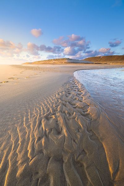 Der Strand von Hargen aan Zee bei Ebbe mit einem schönen Sonnenuntergang. Das helle Licht verleiht d von Bas Meelker