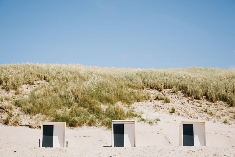 Strandhäuser am Meer am Strand und in den Dünen von Schoorl, entlang der niederländischen Küste | Fi von Evelien Lodewijks