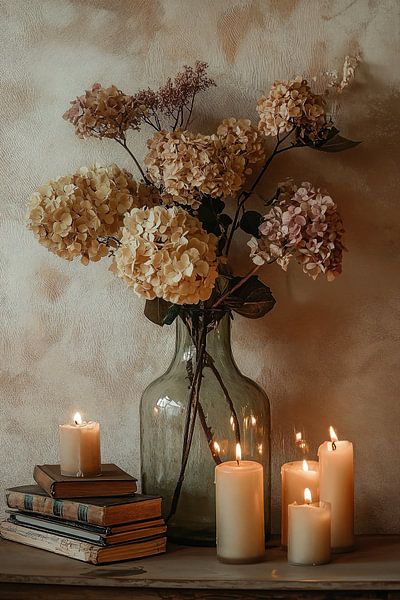 Cette nature morte classique avec des hortensias dans un vase en verre, entourée de bougies allumées et de livres anciens, dégage une beauté intemporelle et une tranquillité sereine. Les fleurs fanées aux riches tons d'automne, éclairées par la chaude lueur des bougies, donnent vie à une atmosphère nostalgique et romantique qui célèbre la fugacité enchanteresse de la nature. par Studio BB