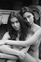 Zwei schöne nackte Frauen im Garten 2