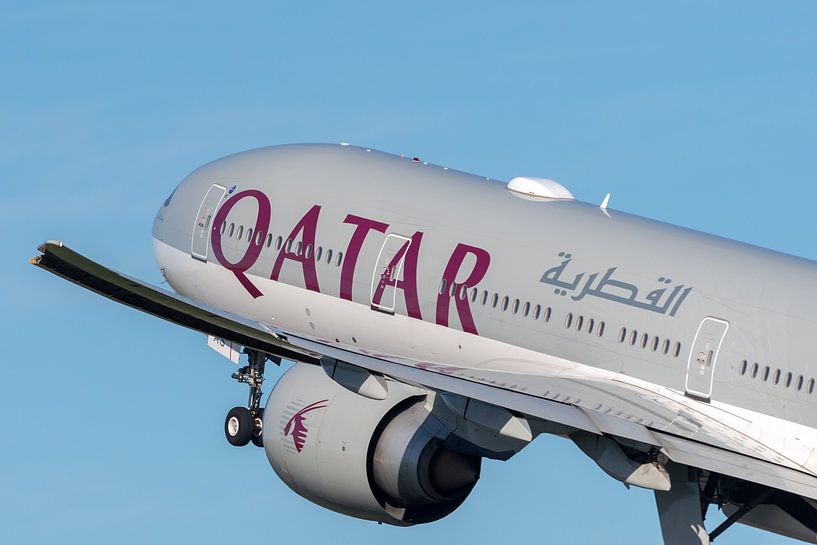 Qatar 777 beim Abheben einer Tragfläche von Arthur Bruinen