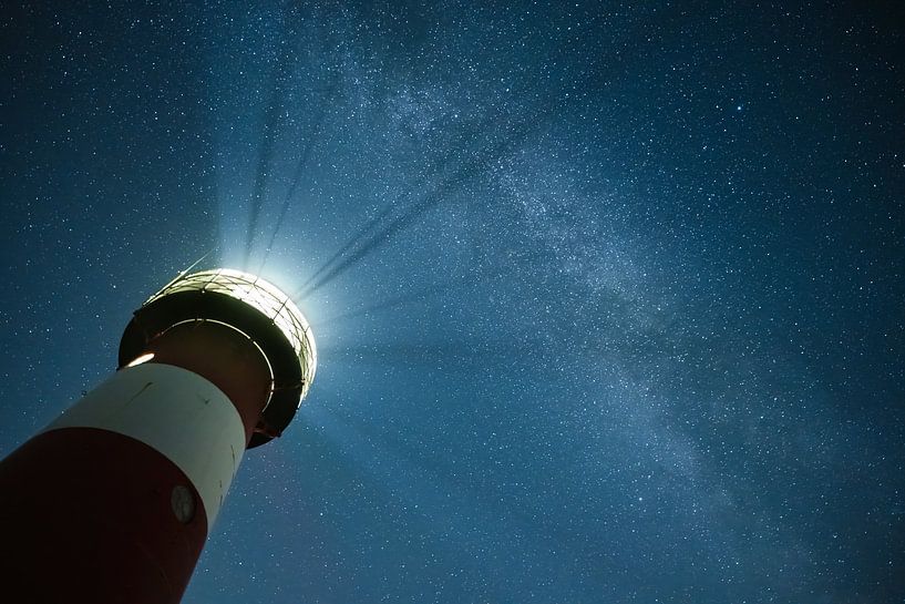 Sternenhimmel über dem Leuchtturm der Westkapelle von Thom Brouwer