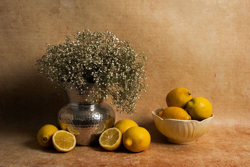Modern still life with lemons and plasterwort by John van de Gazelle fotografie