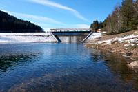 Staudamm an der Nagoldtalsperre im Winter unter blauem Himmel