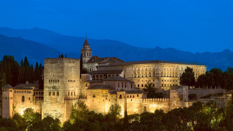 Die prächtige Alhambra im Abendlicht von Roy Poots