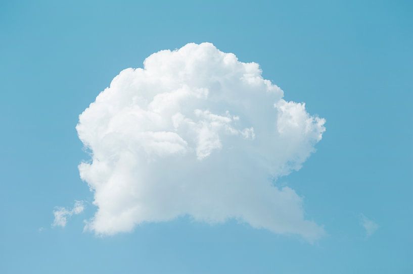 Eine einzelne weiße flauschige Wolke am blauen Himmel im Sommer von John Quendag