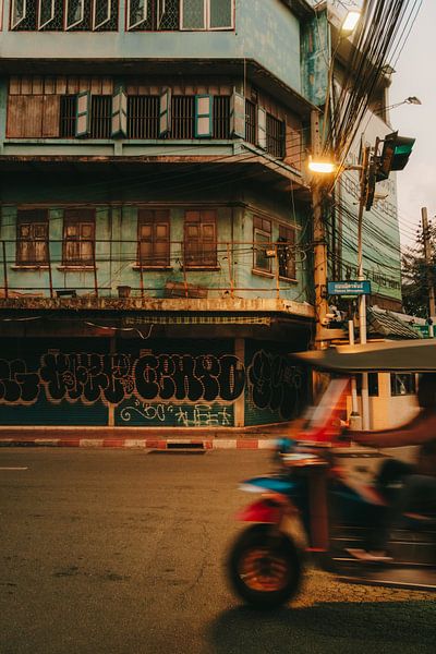 Geschwindigkeit und Geschichte: Streetlife in Bangkok von NZME Photography