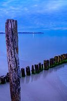 Buhne am Strand von Juliusruh zur Blauen Stunde
