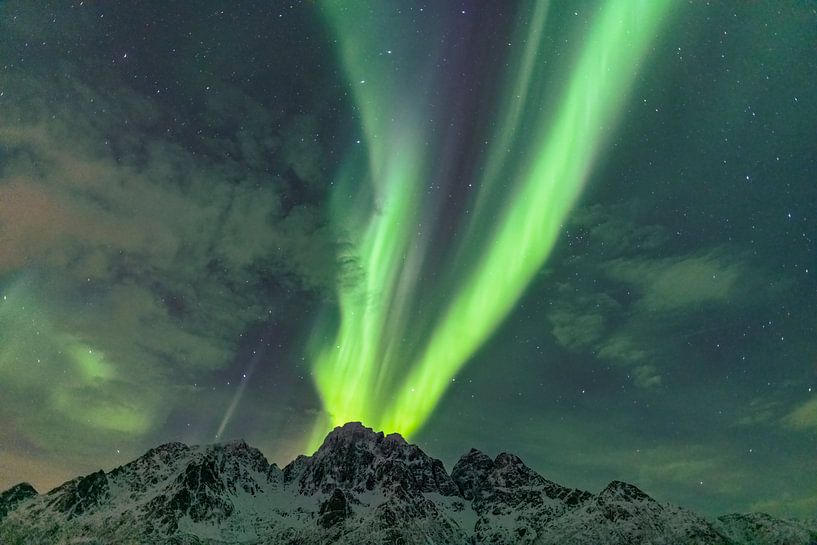 Nordlichter, Aurora Borealis über einem Berggipfel von Sjoerd van der Wal Fotografie