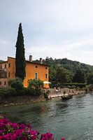 Bord de la rivière, chalet italien à Borghetto en Toscane, Italie.