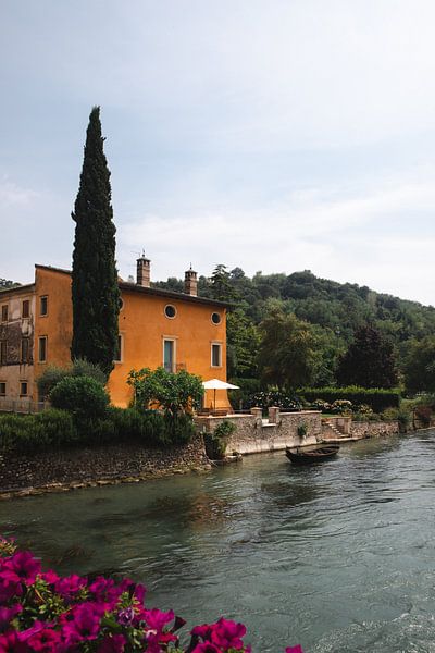 Bord de la rivière, chalet italien à Borghetto en Toscane, Italie. par Vy Van Nguyen