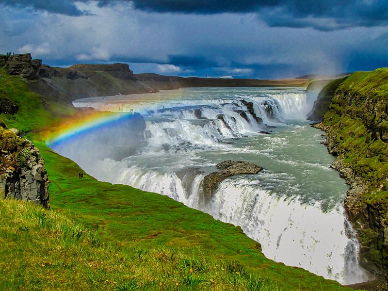 Menacer ciel avec arc en ciel au-dessus des chutes d'eau d'or, l'Islande par Rietje Bulthuis