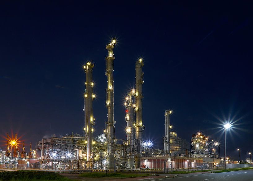 Petrochemische Industrie in der blauen Stunde von Ad Jekel