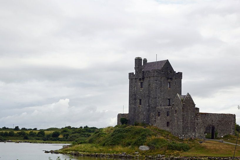 Dunguaire Castle stands near Kinvara in the south of County Galway in Ireland. by Babetts Bildergalerie