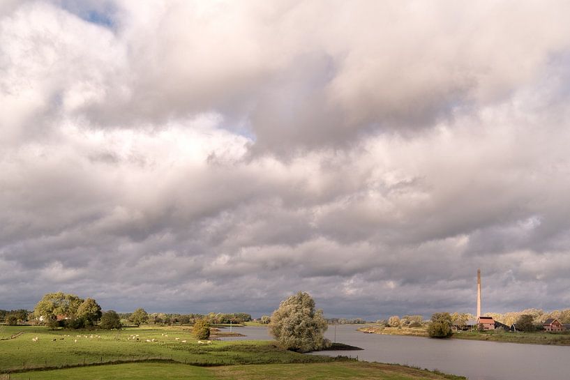 Paysage de plaine inondable avec la briqueterie le long de la Lek près de Ravenswaaij-Wijk bij Duurstede par Moetwil en van Dijk - Fotografie