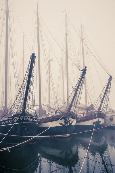 Alte segelnde Frachtschiffe entlang der Kaianlage von Fotografiecor .nl